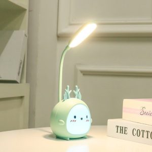 Luz especial de noche junto a la cama para estudiar en el dormitorio de las estudiantes.